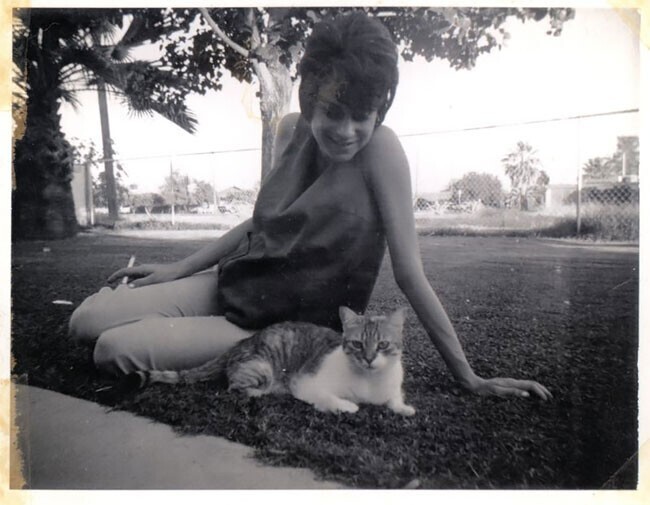 "Мама со своей кошкой, 1968"