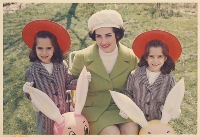 "Мама со своими младшими сестрами в Бронксе, 1969"