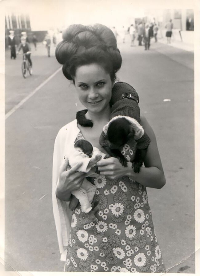 "Мама с домашними любимцами. Портсмут, 1960"