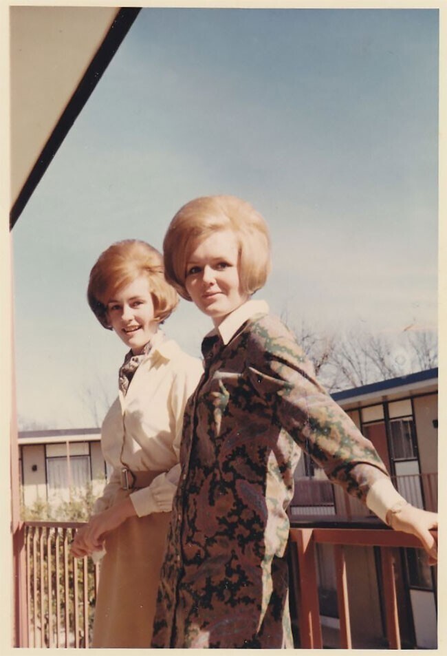 "Мама с коллегой, 1961. Они были стюардессами Braniff Airlines и должны были носить только такие прически"