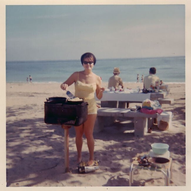 1967 год. "Моя мама отдыхает во Флориде. Она только что получила диплом медсестры"