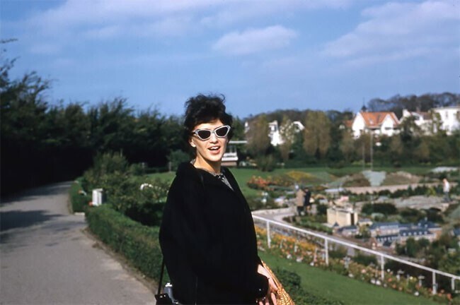 "Мама в парке "Мадуродам" в Гааге, 1961"