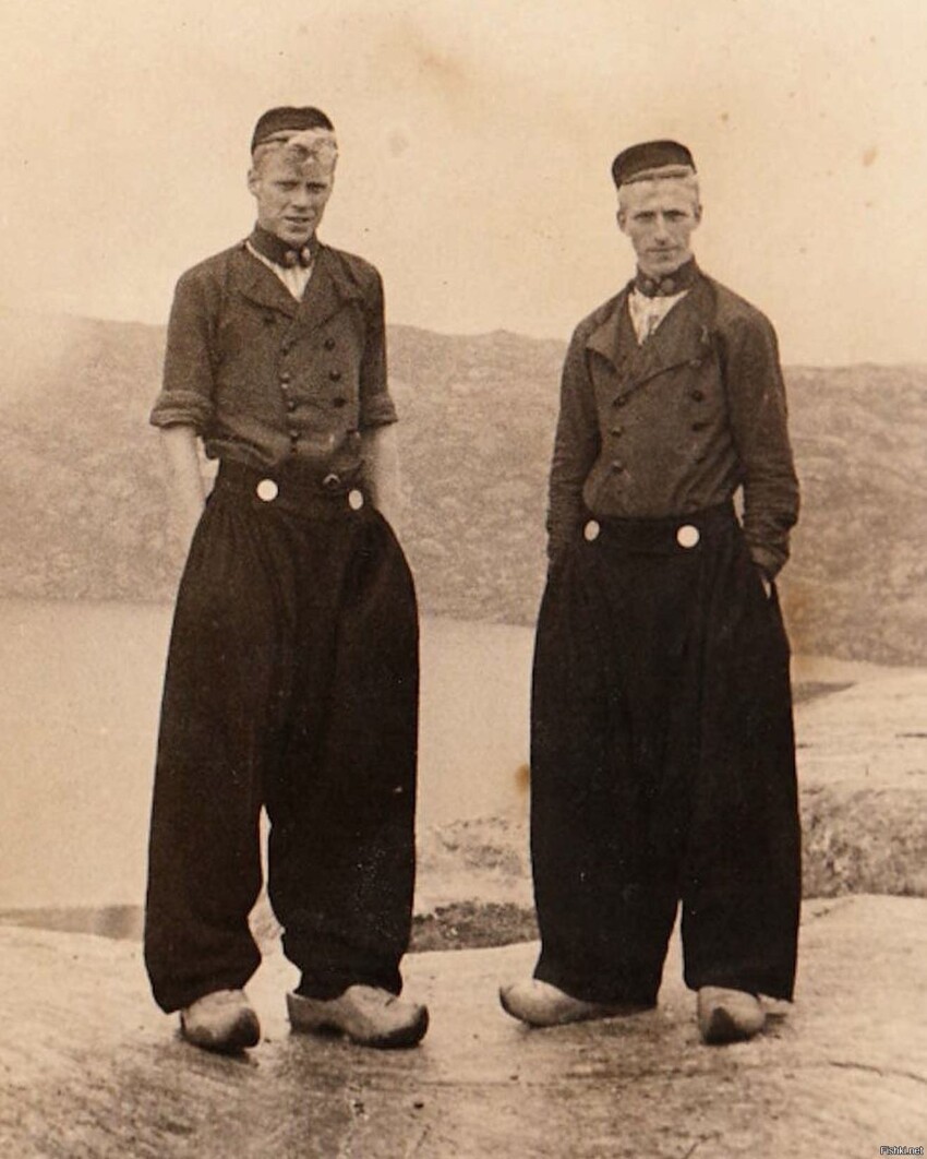 Фотка голландцев в традиционных штанах волендам