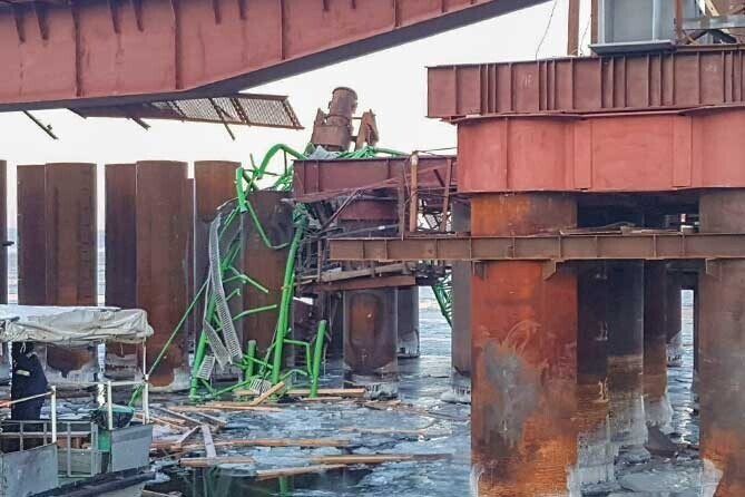 На строительстве климовского моста упал кран в Волгу. Есть погибшие