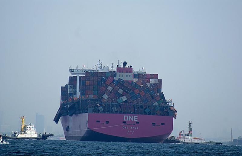 Во время шторма с японского судна за борт упало 2 000 контейнеров