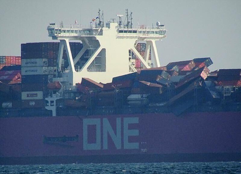 Во время шторма с японского судна за борт упало 2 000 контейнеров