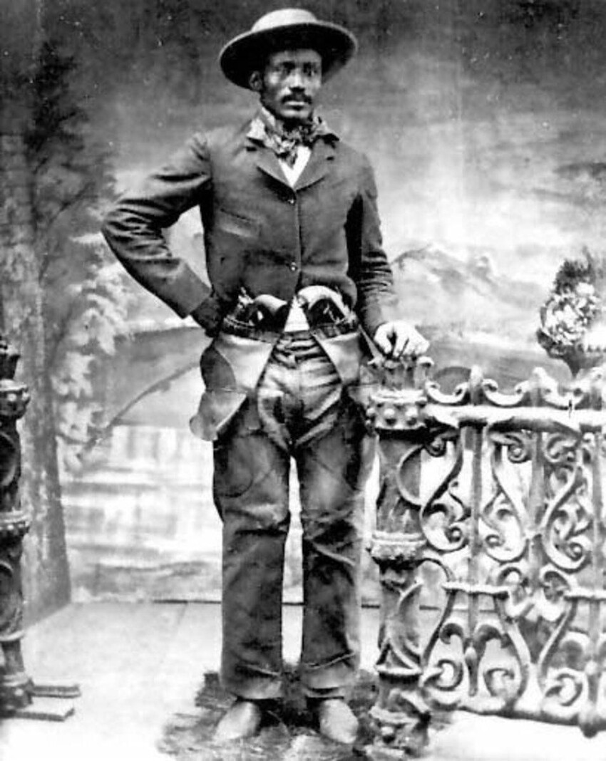Исом Дарт, он же Калико Ковбой, родился в рабстве в 1849 году; сам успешный угонщик скота; тренировал лошадей для банды Hole In The Wall