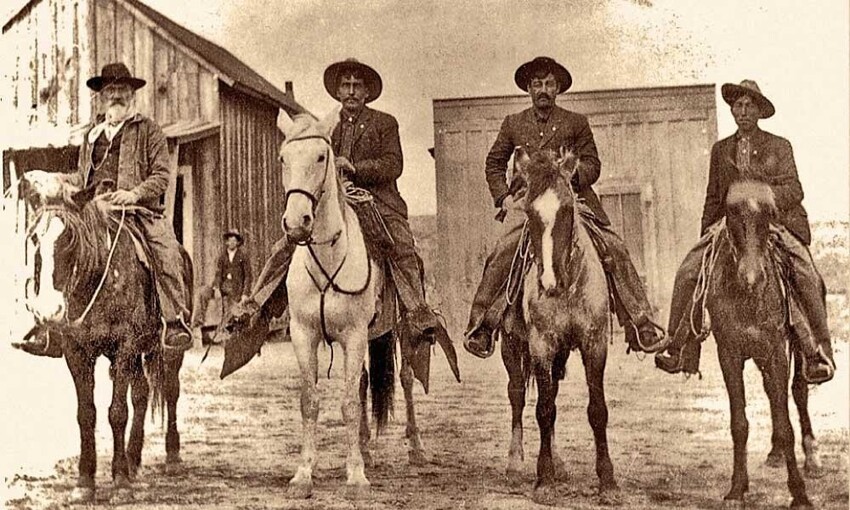 Испаноязычные вакеро  (скотоводы) Викенбурга Фото 1890-х годов, центр Викенбурга, штат Аризона, слева направо: Хесус Олеа, Франсиско Масиас, Хуан Грихальва, Клементе Масиас