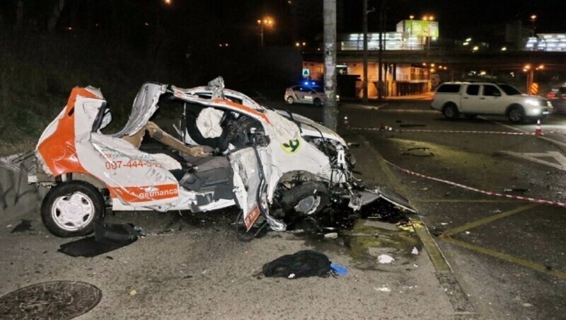 В Киеве Ravon влетел в столб: водитель и женщина-пассажир погибли на месте
