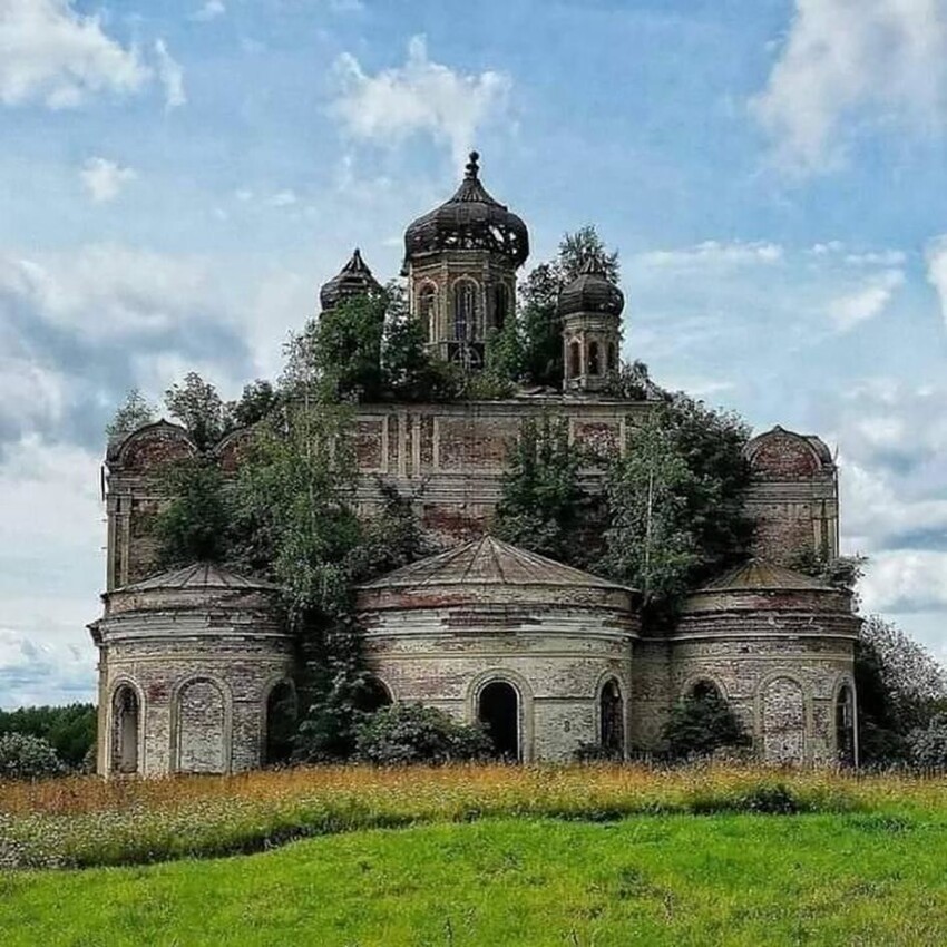 Заброшенная церковь в России, 1882 года постройки
