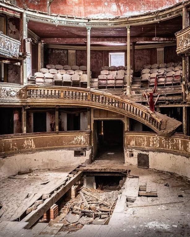 Разваливающийся театр в Италии