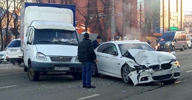 Авария дня. Разворот  через две сплошные в Иванове