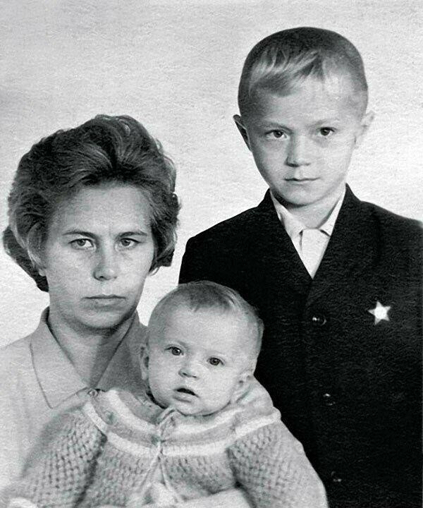 Андрей Панин с мамой и сестрой Ниной.