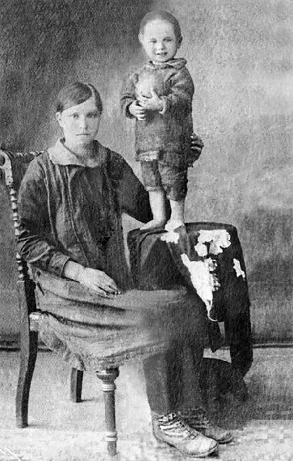 Вася Шукшин с мамой Марией Сергеевной.