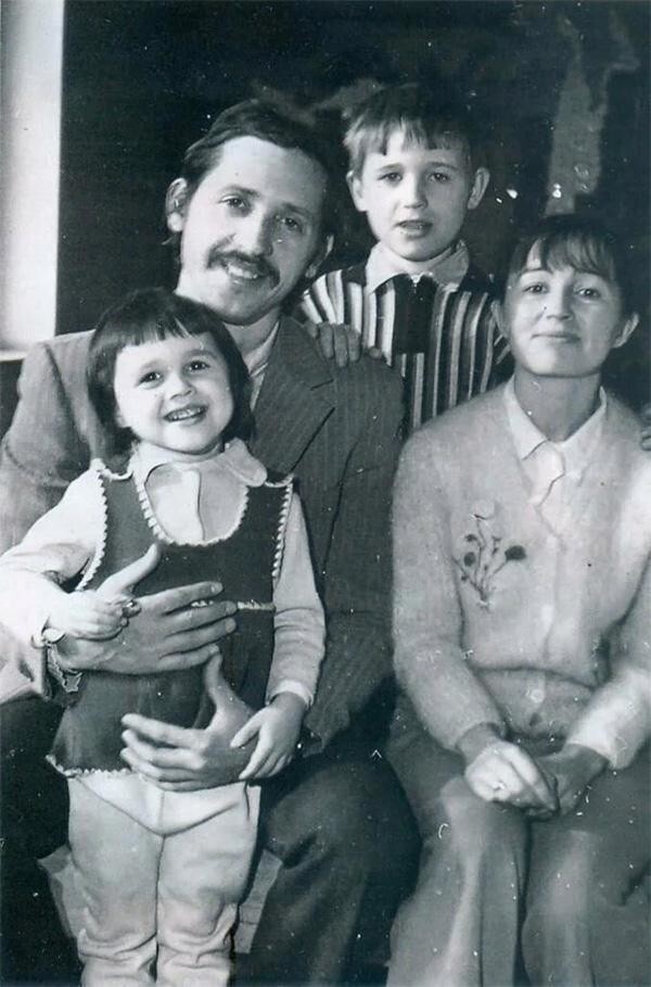 Валентина и Юрий Заворотнюк с дочерью Настей и сыном Святославом.
