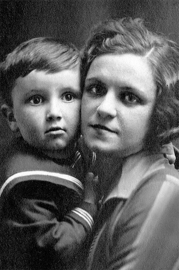 Евгений Весник с мамой Евгенией Эммануиловной.