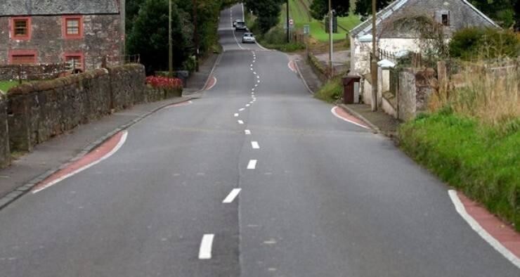 В городе Арнприор, Шотландия, на прямую дорогу нанесли волнистые линии, чтобы сбивать с толку и замедлять быстрых водителей