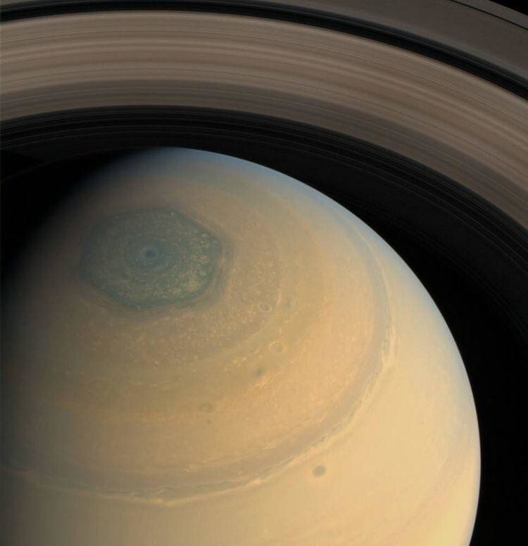 Шестигранный шторм на северном полюсе Сатурна