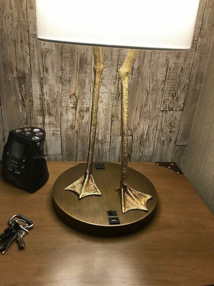 "Эта лампа стояла у меня в номере отеля. Все время казалось, что там кто-то прячется"