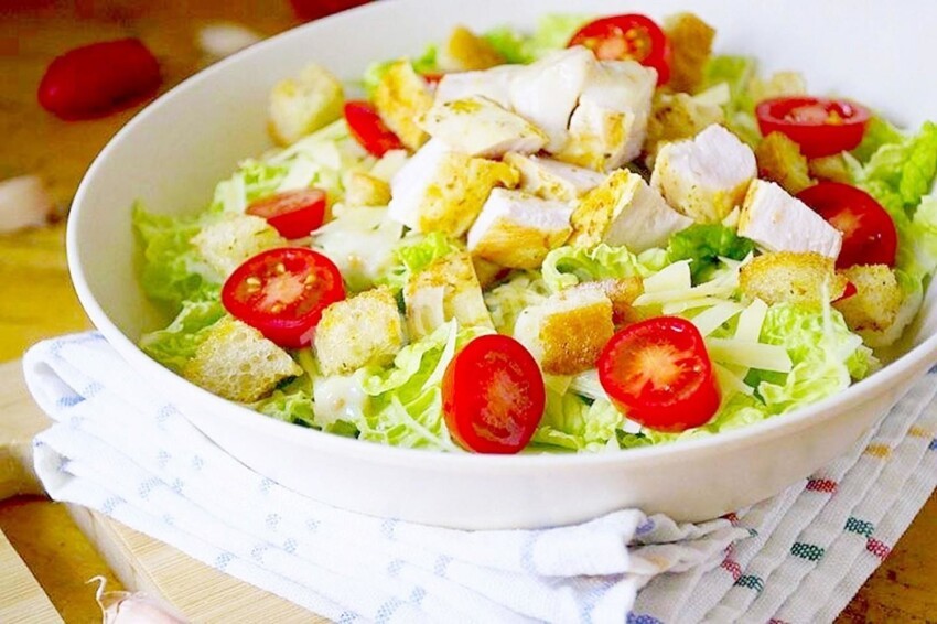salat cezar klassicheskie prostye recepty v domashnih usloviyah