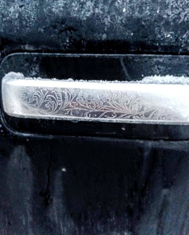 Мороз нарисовал безукоризненные узоры на ручке машины