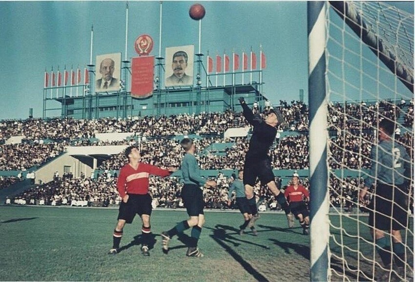 Футбольный матч на фоне портретов Ленина и Сталина. Автор Николай Волков:
