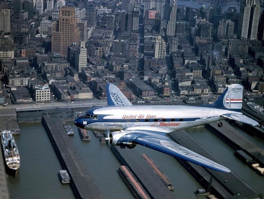 Самолёт United Airlines Mainliner над Нью-Йорком, фотограф Luis Marden, 1940: