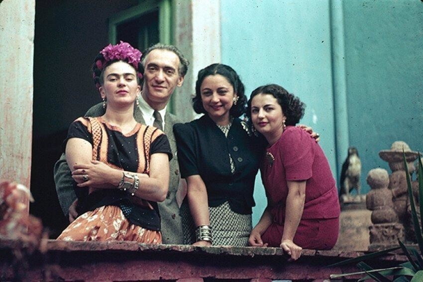 Знаменитая художница Фрида Кало с компанией, фотограф Nickolas Murray, 1940: