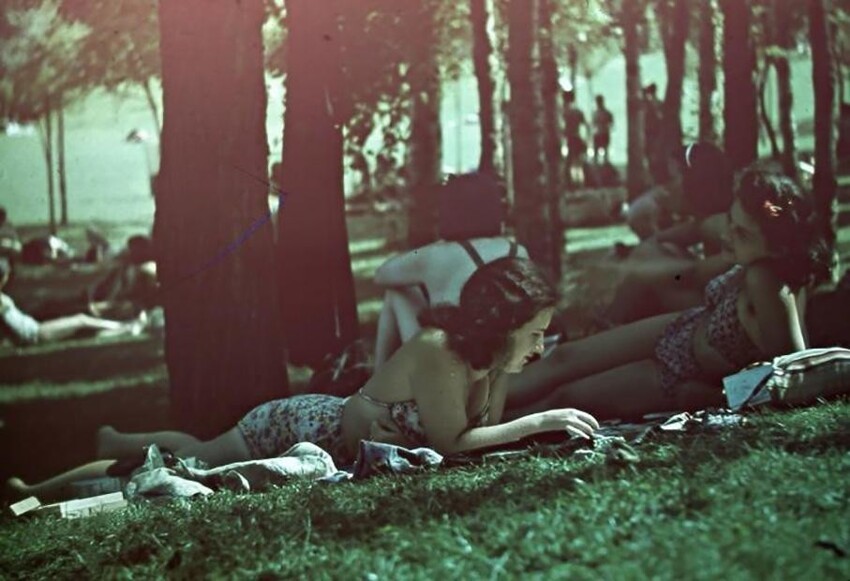 Венгерские барышни на отдыхе в парке, 1940:
