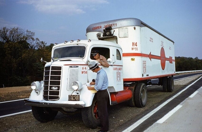 Грузовик Mack, который обслуживал компанию Cooper Jarrett Motor Freight Lines, снимок сделал в штате Иллинойс фотограф с замечательным именем Ivan Dmitri, 1940: