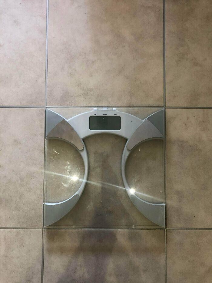 Весы на кухонной плитке
