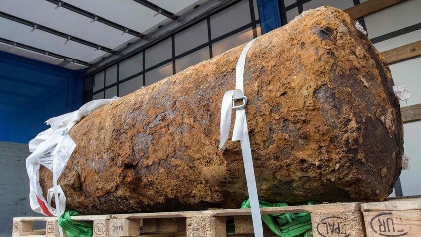 В 2017 году во Франкфурте обнаружили британскую бомбу весом в 1800 кг. Было эвакуировано около 70.000 человеку в радиусе 1,5 километров от места находки