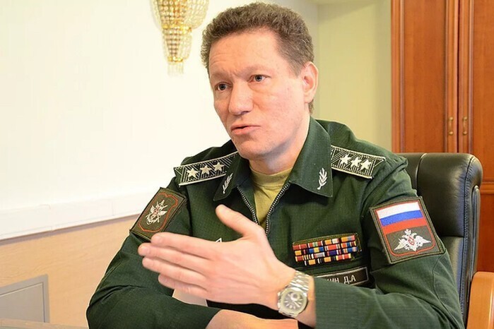 Просто место - проклятое. Нельзя держать мёд во рту и не попробовать