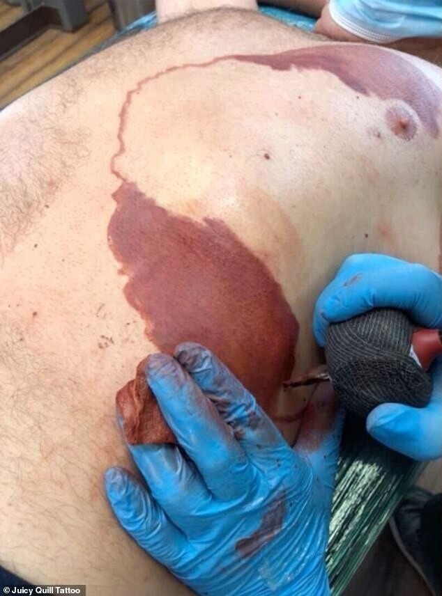 Мужчина сделал себе татуировку, в точности повторяющую родимое пятно его сына
