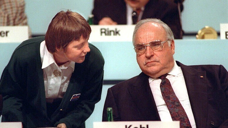 Министр по делам женщин Ангела Меркель и канцлер Гельмут Коль. 1991 год. А через 10 лет она его уволила.