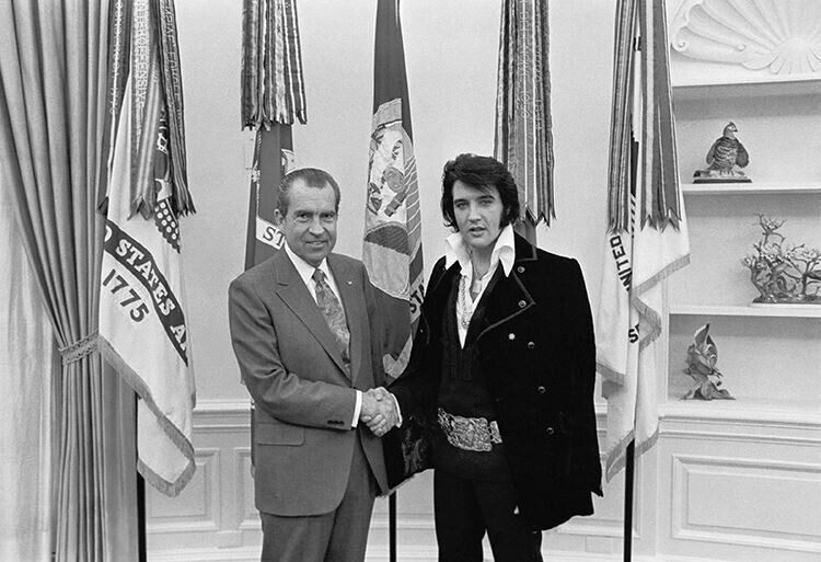 Встреча Ричарда Никсона и Элвиса Пресли в Белом Доме 21 декабря 1970 года