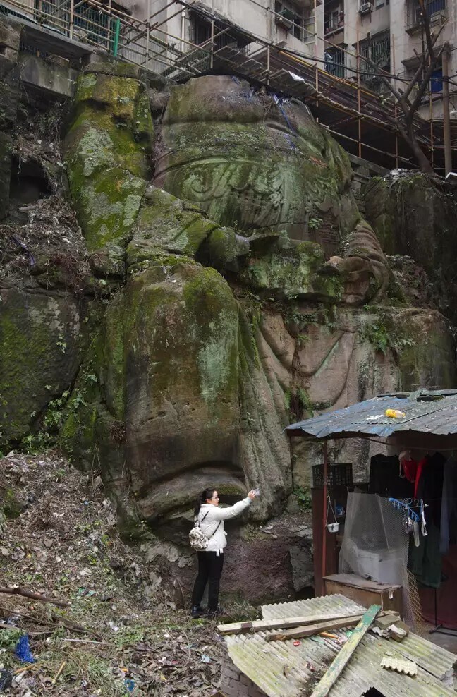Под многоэтажкой в Китае обнаружили огромную статую Будды без головы