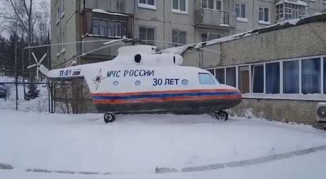 В Иркутской области пожарные построили из снега вертолет 