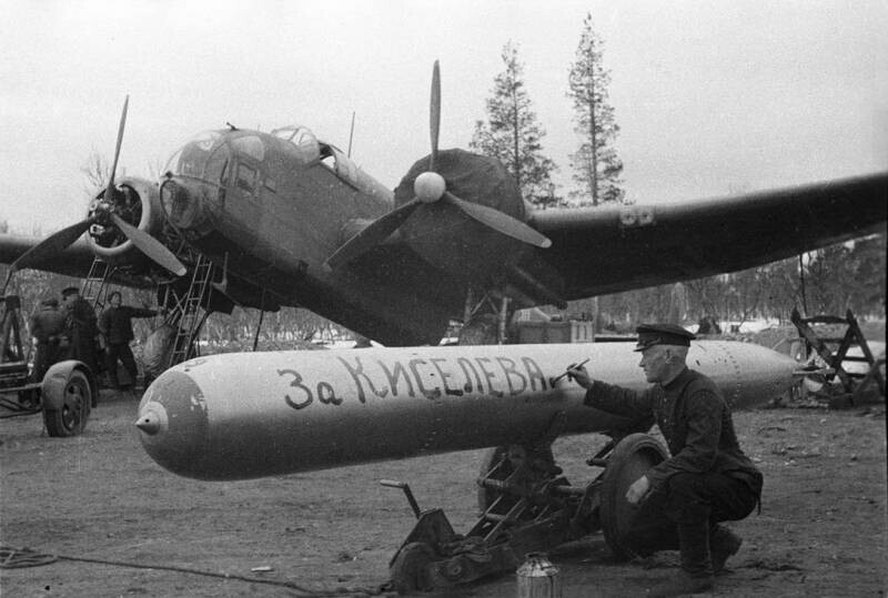 Боевые самолеты. Он летает, чего еще вам надо?