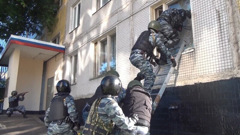 Дума одобрила закон о полномочиях полиции. Стрелять на поражение и вламываться в дом