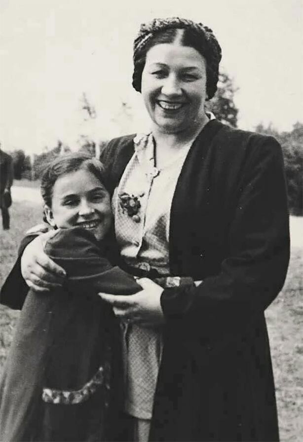 Лидия Русланова с дочерью Ритой.