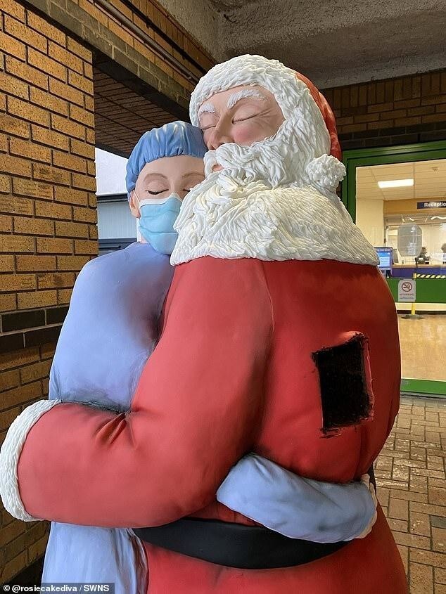 Кондитер испекла гигантского Деда Мороза в поддержку медработников