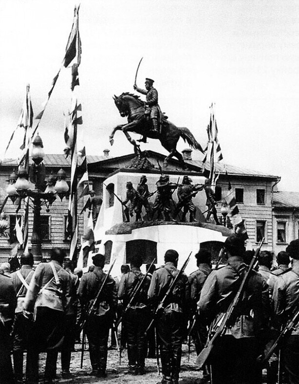 Торжественное открытие памятник генералу Скобелеву на Тверской улице в Москве. 24 июня 1912 года.
