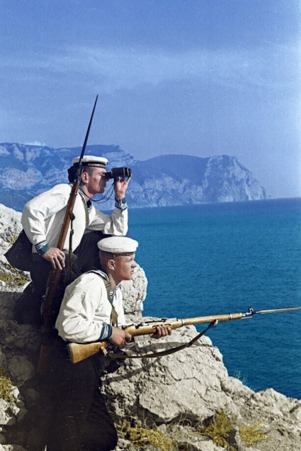 Моряки в Севастополе на 19-й батарее. 1942 год.