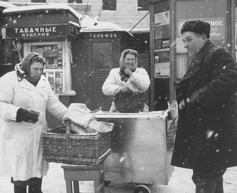 Продажа пирожков в Москве, фото Карла Миданса, декабрь 1959 г.