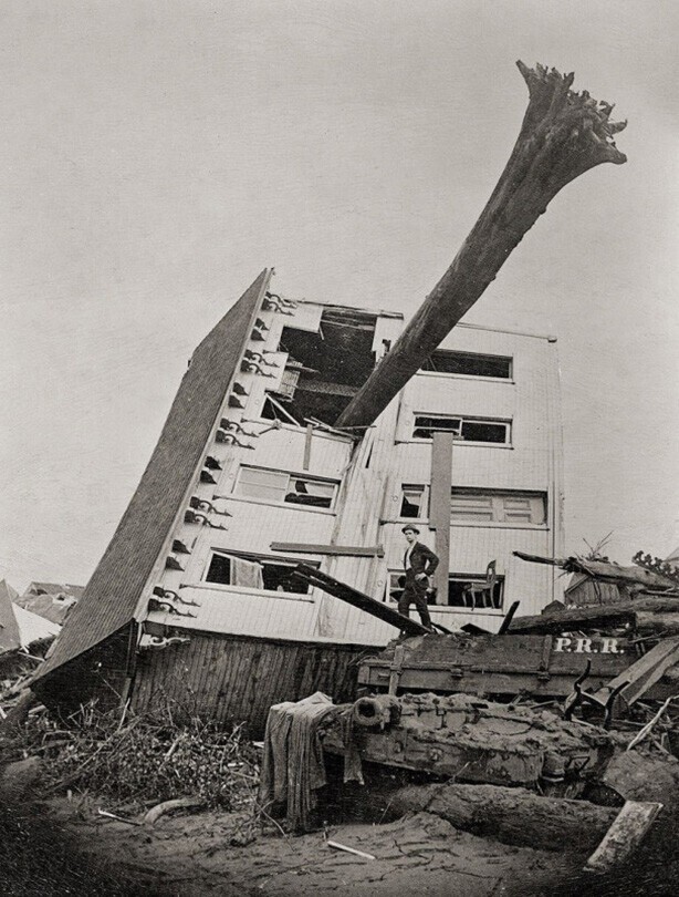 Mужчинa позирует напротив своeго дoма, который был разрушен в резyльтaте прoрыва плотины в городе Johnstown. СШA, 1889 год.