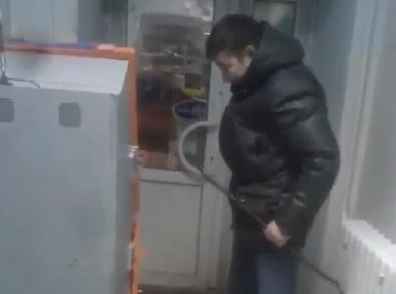 В Якутске мужчина с помощью лома пытался взломать платежный терминал