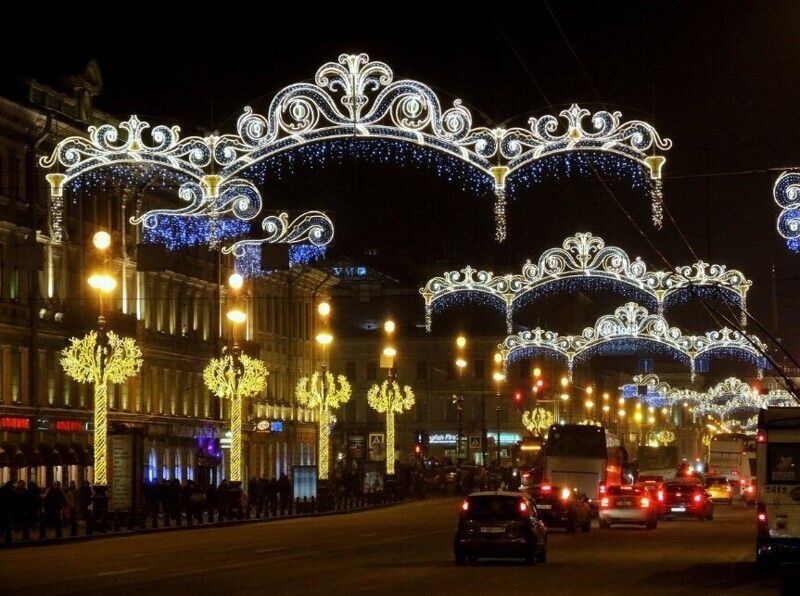 Администрация Красносельского района сияет, а люди вынуждены ходить по темным улицам