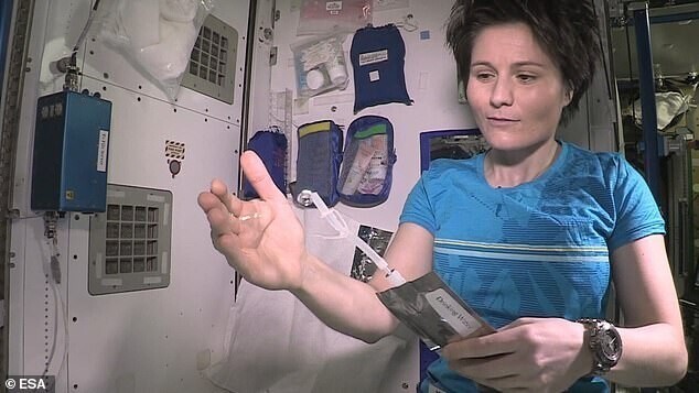 Астронавт Саманта Крисофоретти пьет воду на МКС