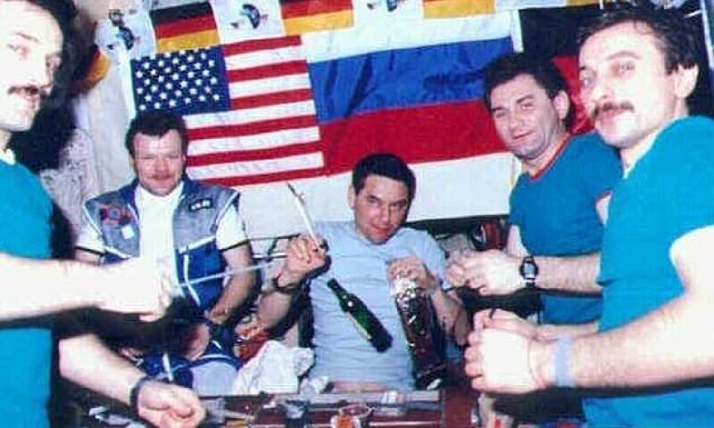 Коньячная вечеринка на борту станции "Мир", 1997 год